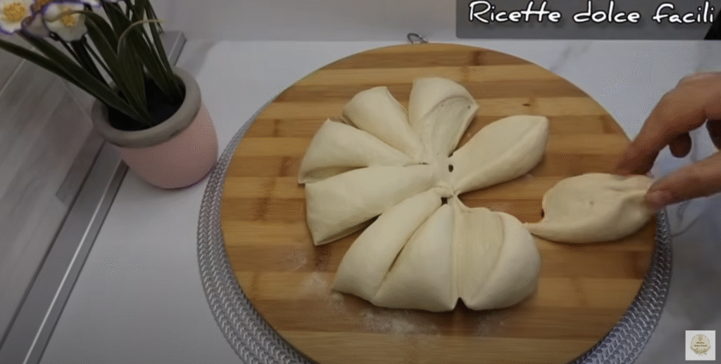 Mini pizzy z kynutého těsta s mozzarellou, tuňákem a cibulí - snadné křupavé občerstvení