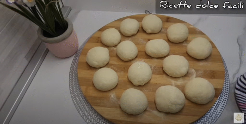 Mini pizzy z kynutého těsta s mozzarellou, tuňákem a cibulí - snadné křupavé občerstvení