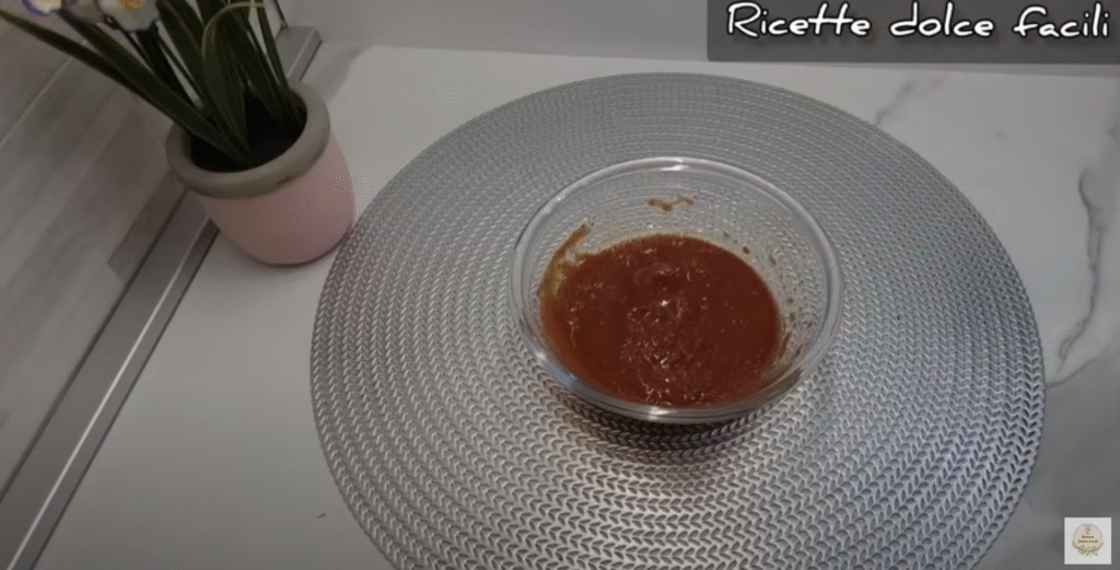 Mini pizzy z kynutého těsta s mozzarellou, tuňákem a cibulí - snadné křupavé občerstvení