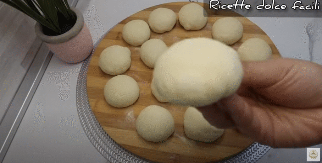 Mini pizzy z kynutého těsta s mozzarellou, tuňákem a cibulí - snadné křupavé občerstvení