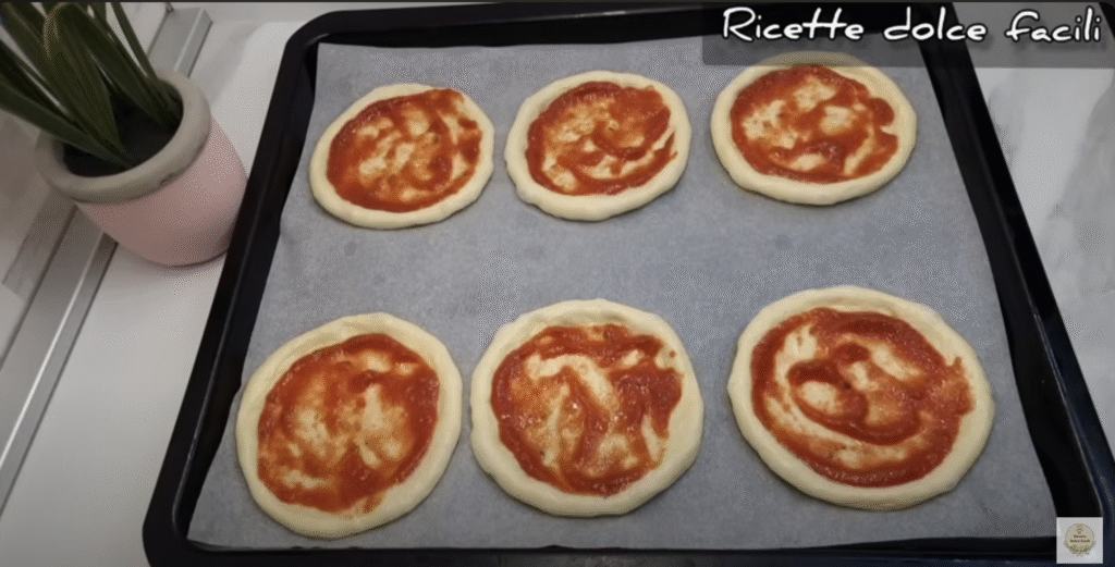 Mini pizzy z kynutého těsta s mozzarellou, tuňákem a cibulí - snadné křupavé občerstvení