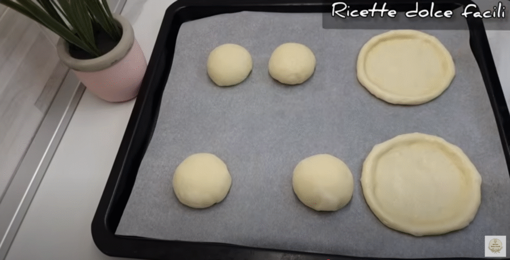 Mini pizzy z kynutého těsta s mozzarellou, tuňákem a cibulí - snadné křupavé občerstvení