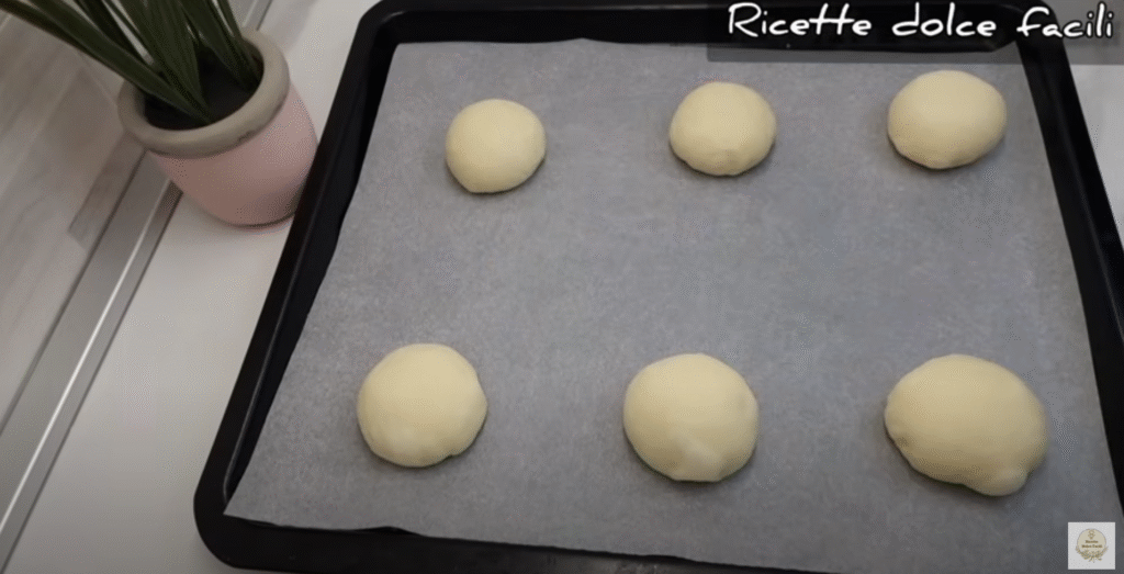 Mini pizzy z kynutého těsta s mozzarellou, tuňákem a cibulí - snadné křupavé občerstvení