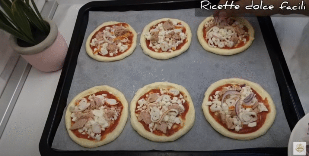 Mini pizzy z kynutého těsta s mozzarellou, tuňákem a cibulí - snadné křupavé občerstvení
