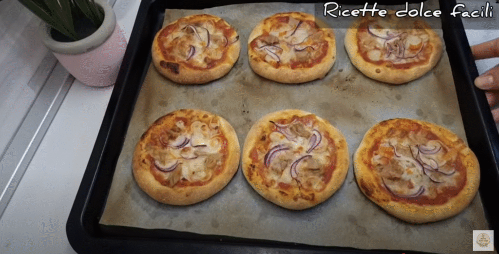 Mini pizzy z kynutého těsta s mozzarellou, tuňákem a cibulí - snadné křupavé občerstvení