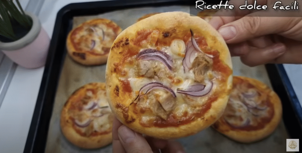 Mini pizzy z kynutého těsta s mozzarellou, tuňákem a cibulí - snadné křupavé občerstvení