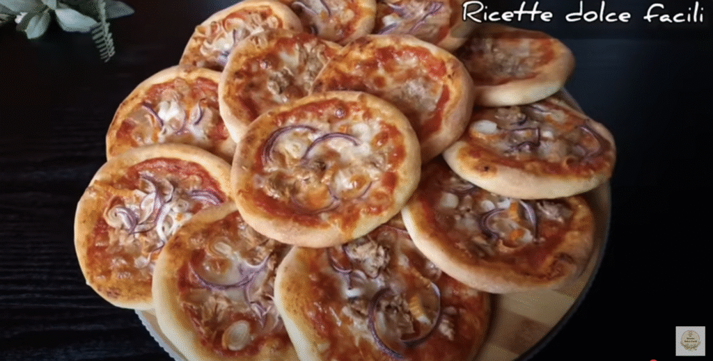 Mini pizzy z kynutého těsta s mozzarellou, tuňákem a cibulí - snadné křupavé občerstvení