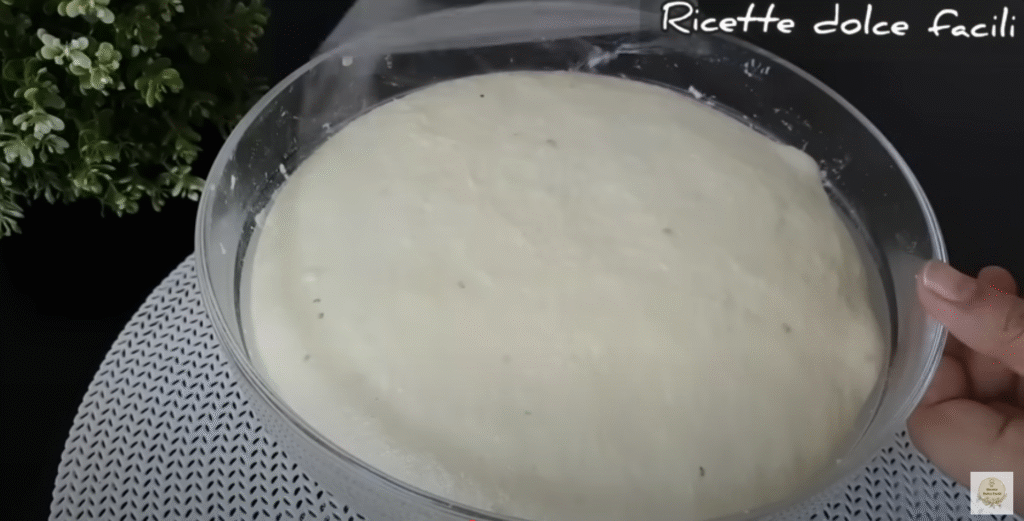 Domácí pizza s mozzarellou, mletým masem a černými olivami