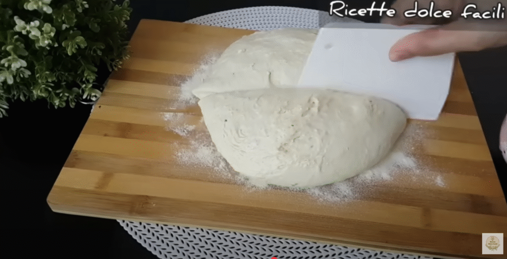 Domácí pizza s mozzarellou, mletým masem a černými olivami