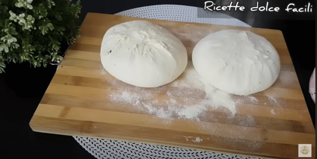 Domácí pizza s mozzarellou, mletým masem a černými olivami