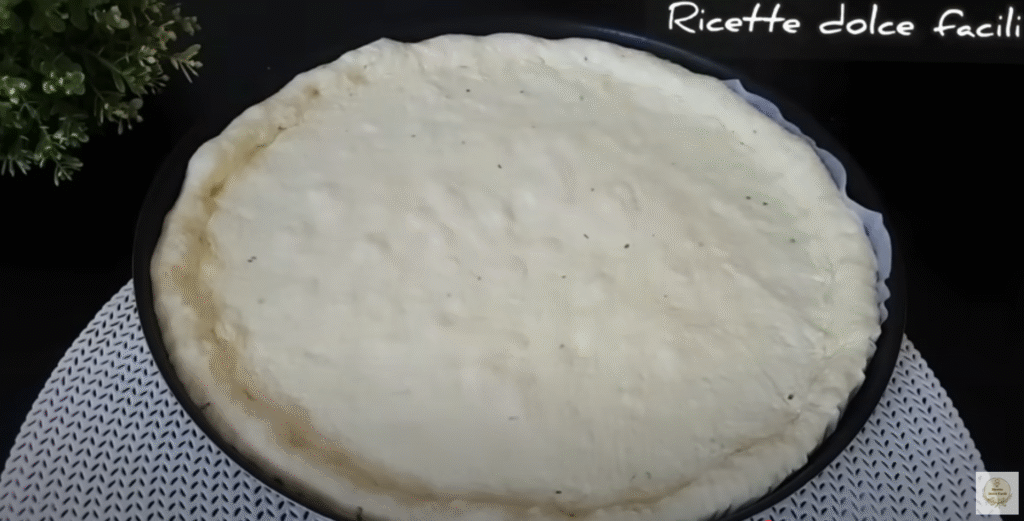 Domácí pizza s mozzarellou, mletým masem a černými olivami