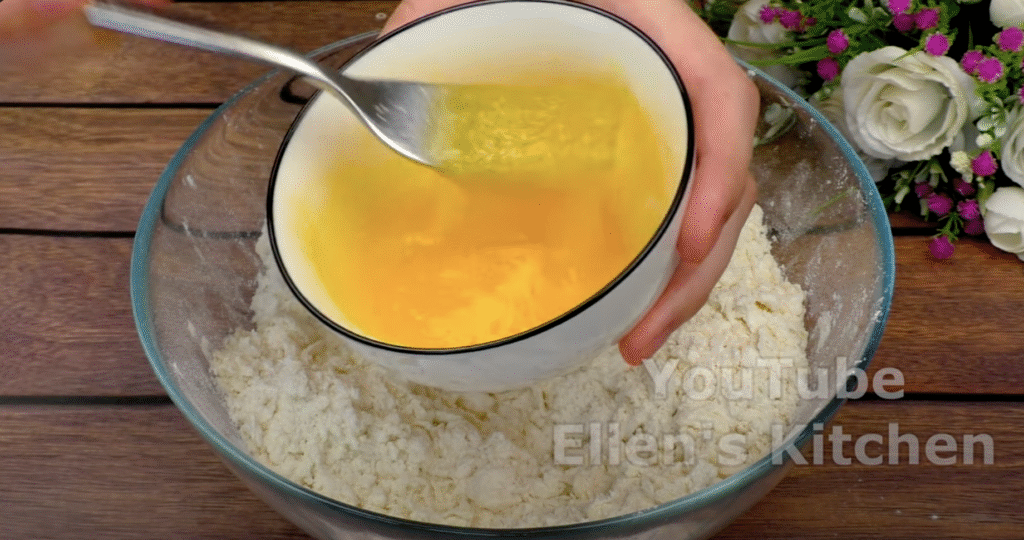 Jemný borůvkový koláč se smetanovým krémem a vanilkovou vůní