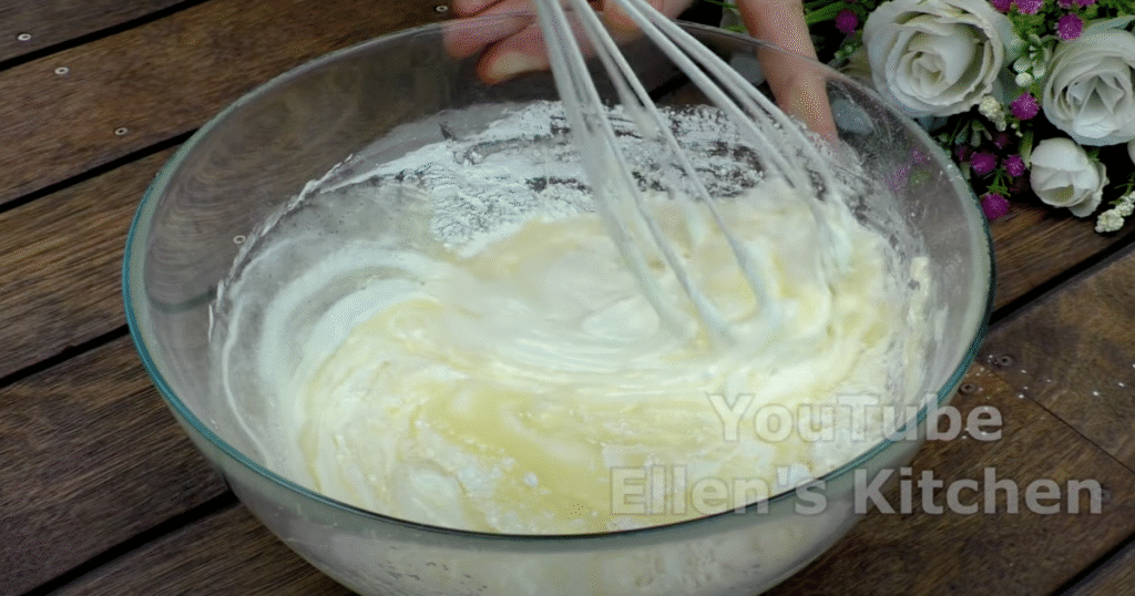Jemný borůvkový koláč se smetanovým krémem a vanilkovou vůní