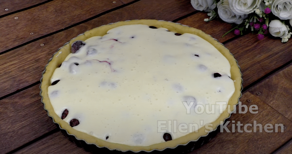 Jemný borůvkový koláč se smetanovým krémem a vanilkovou vůní