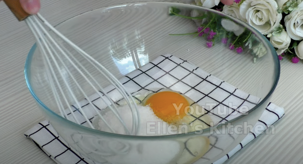 Lehký smetanový dort s jahodami a jemným piškotovým korpusem - ideální dort pro letní dny