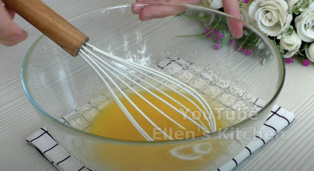 Lehký smetanový dort s jahodami a jemným piškotovým korpusem - ideální dort pro letní dny