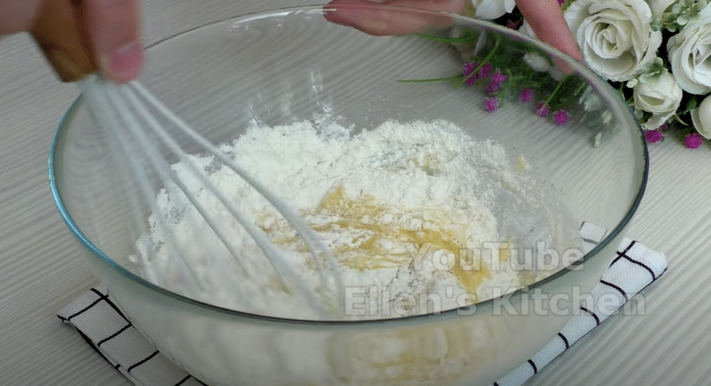 Lehký smetanový dort s jahodami a jemným piškotovým korpusem - ideální dort pro letní dny