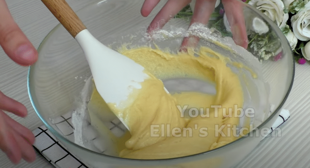 Lehký smetanový dort s jahodami a jemným piškotovým korpusem - ideální dort pro letní dny