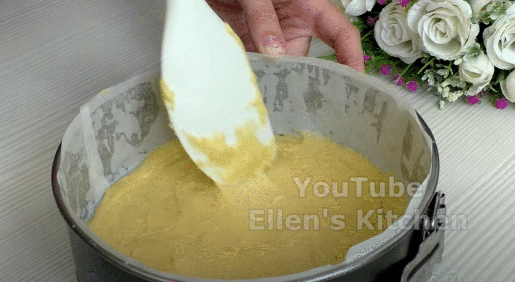 Lehký smetanový dort s jahodami a jemným piškotovým korpusem - ideální dort pro letní dny