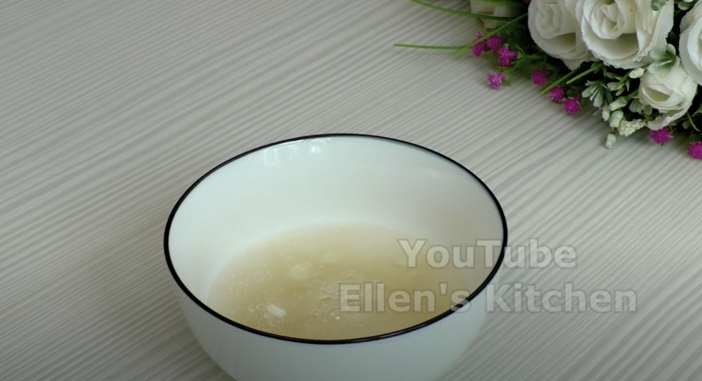 Lehký smetanový dort s jahodami a jemným piškotovým korpusem - ideální dort pro letní dny