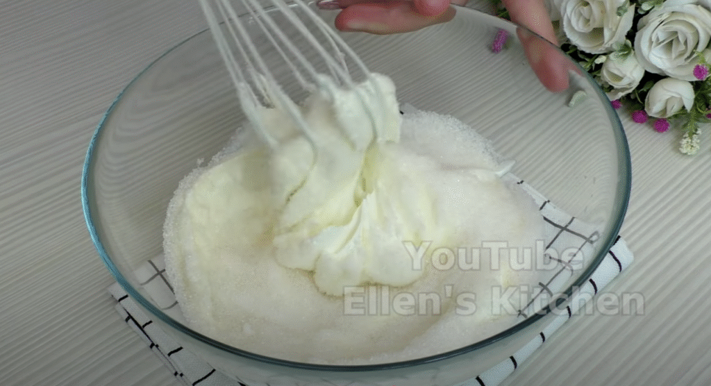 Lehký smetanový dort s jahodami a jemným piškotovým korpusem - ideální dort pro letní dny