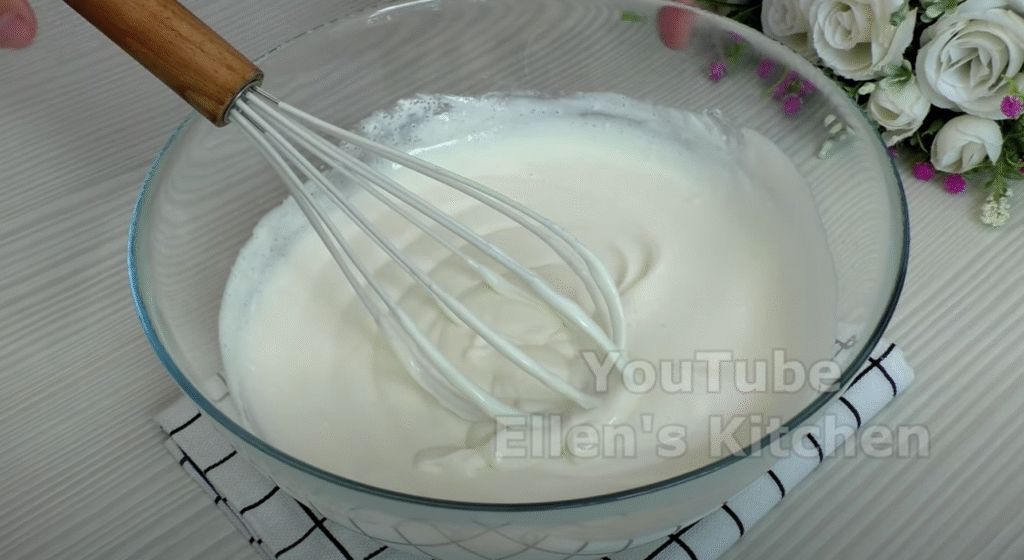 Lehký smetanový dort s jahodami a jemným piškotovým korpusem - ideální dort pro letní dny