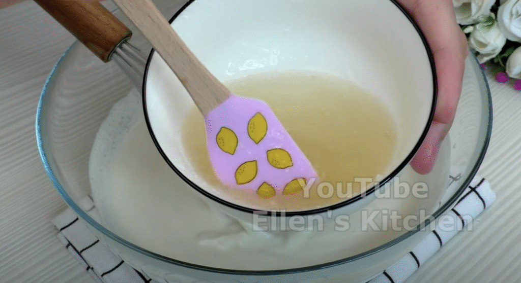 Lehký smetanový dort s jahodami a jemným piškotovým korpusem - ideální dort pro letní dny