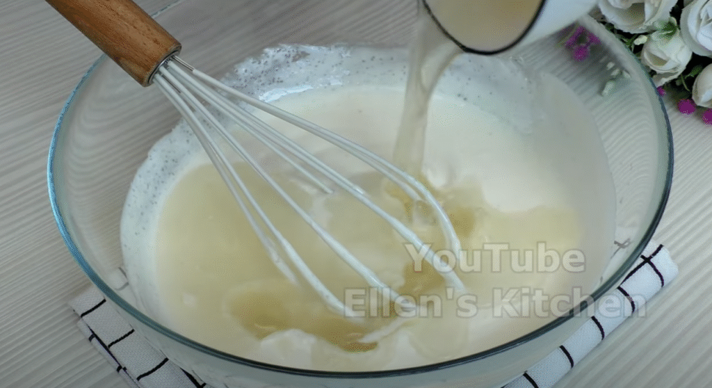 Lehký smetanový dort s jahodami a jemným piškotovým korpusem - ideální dort pro letní dny