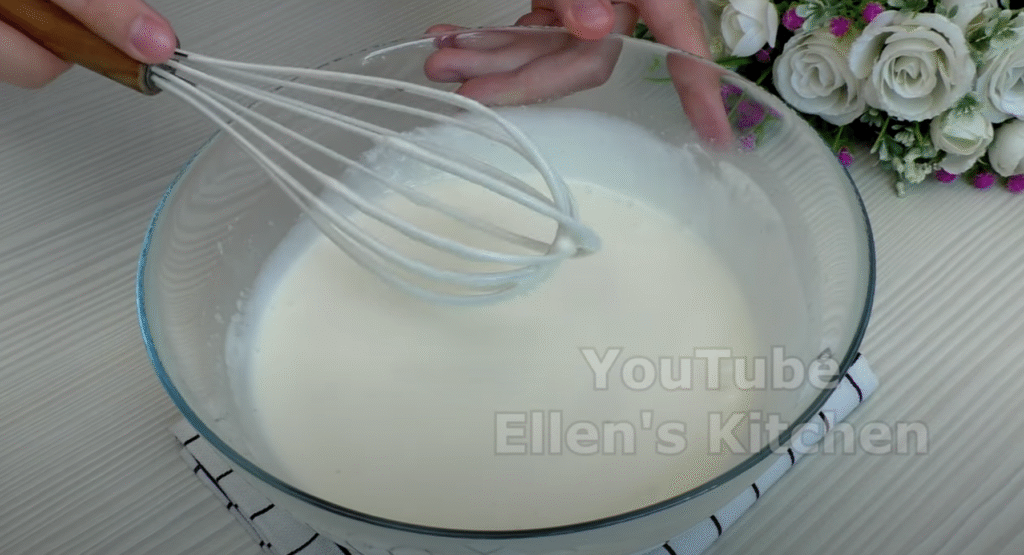 Lehký smetanový dort s jahodami a jemným piškotovým korpusem - ideální dort pro letní dny