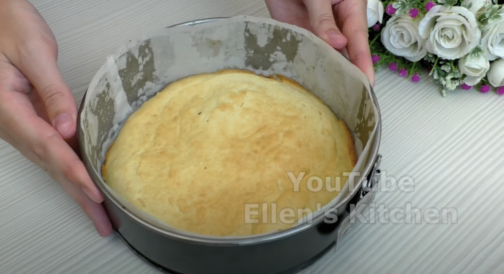 Lehký smetanový dort s jahodami a jemným piškotovým korpusem - ideální dort pro letní dny