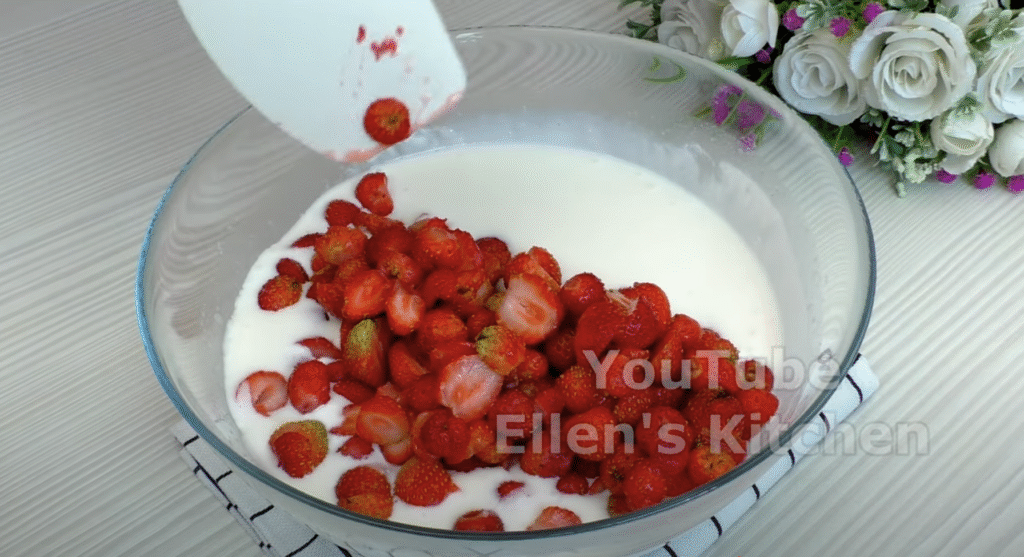 Lehký smetanový dort s jahodami a jemným piškotovým korpusem - ideální dort pro letní dny