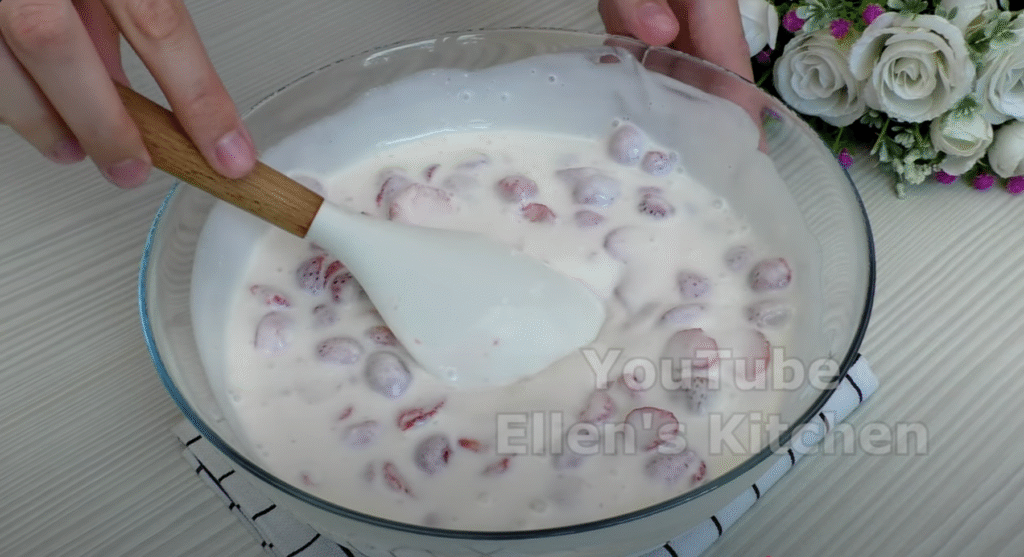 Lehký smetanový dort s jahodami a jemným piškotovým korpusem - ideální dort pro letní dny