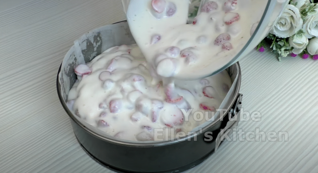 Lehký smetanový dort s jahodami a jemným piškotovým korpusem - ideální dort pro letní dny