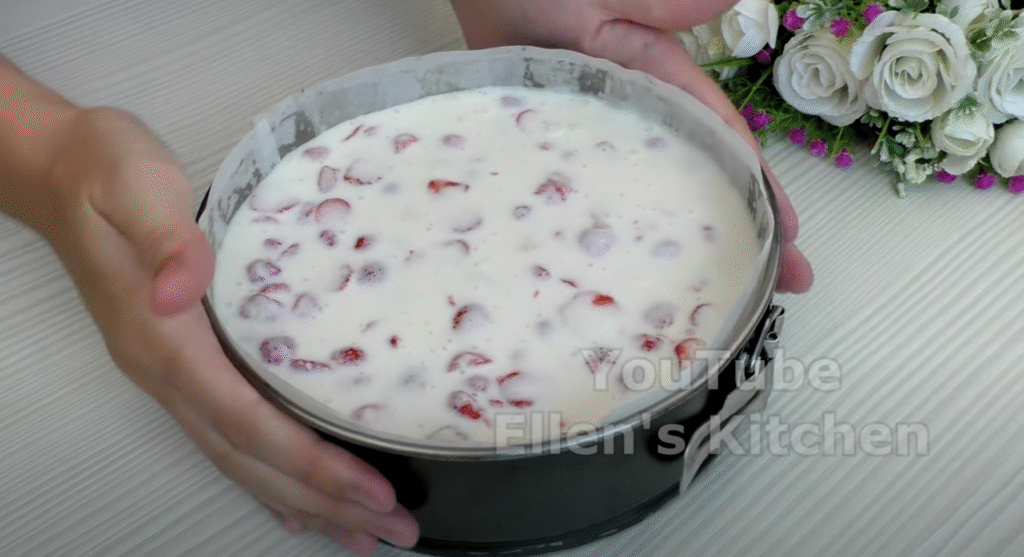 Lehký smetanový dort s jahodami a jemným piškotovým korpusem - ideální dort pro letní dny