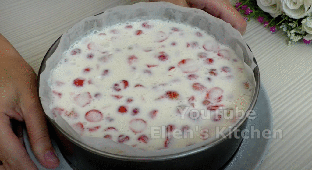 Lehký smetanový dort s jahodami a jemným piškotovým korpusem - ideální dort pro letní dny