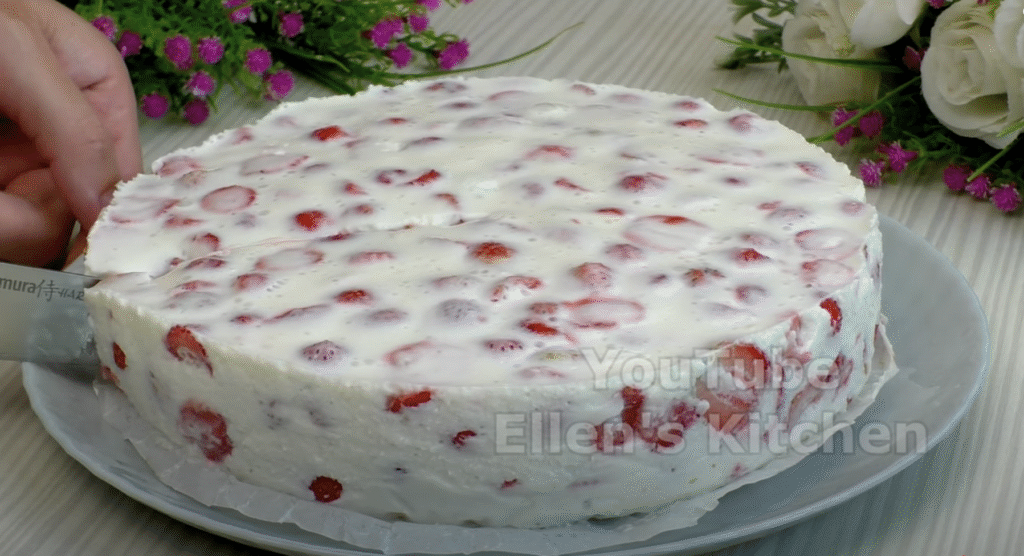 Lehký smetanový dort s jahodami a jemným piškotovým korpusem - ideální dort pro letní dny