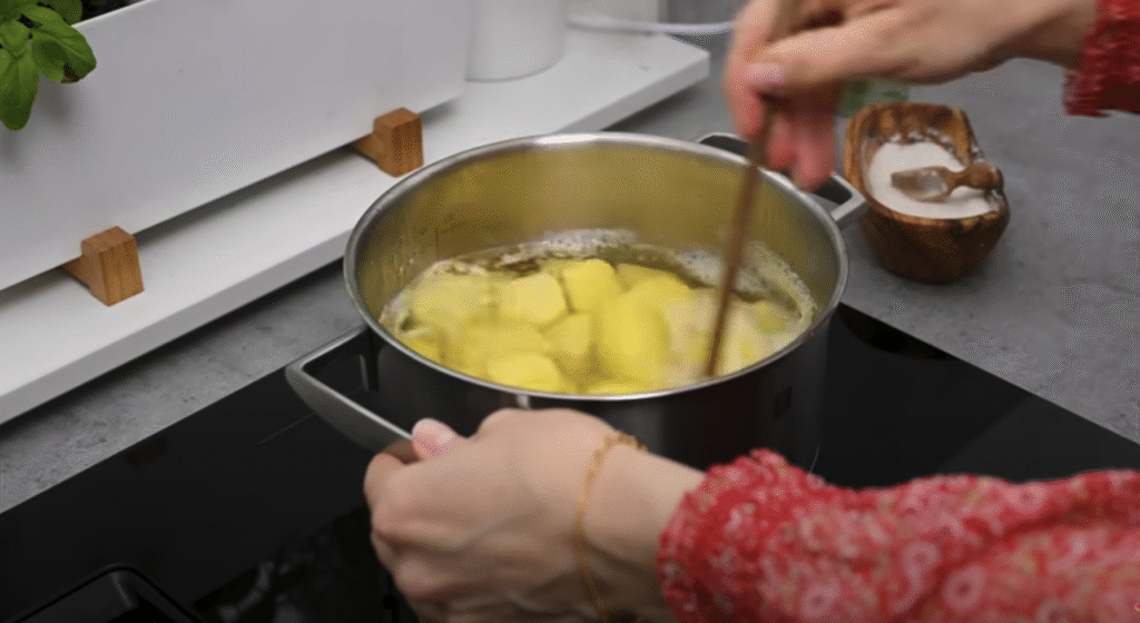 Masové hovězí placičky s jemnou rajčatovou omáčkou a křupavými pečenými bramborami – domácí klasika v novém kabátě