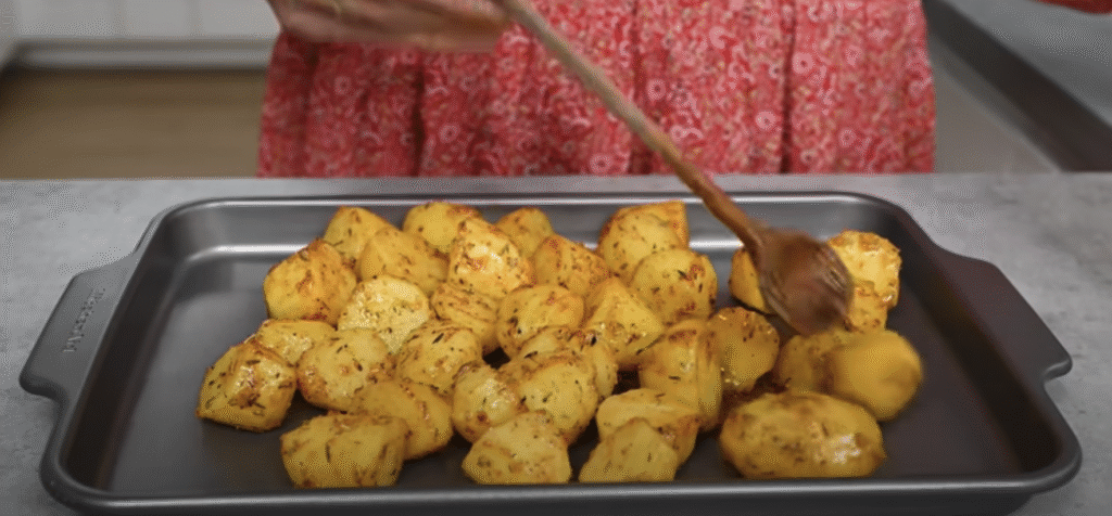 Masové hovězí placičky s jemnou rajčatovou omáčkou a křupavými pečenými bramborami – domácí klasika v novém kabátě