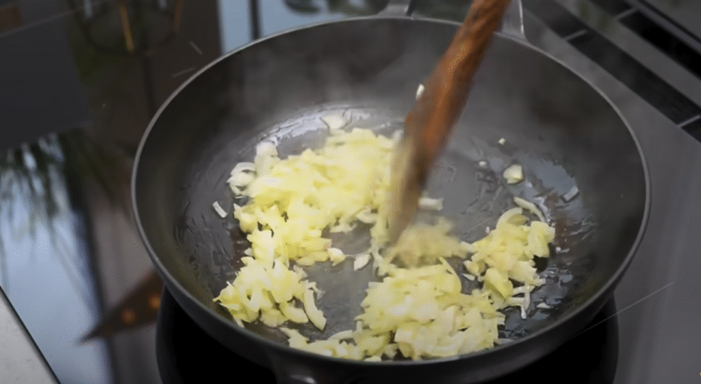 Masové hovězí placičky s jemnou rajčatovou omáčkou a křupavými pečenými bramborami – domácí klasika v novém kabátě