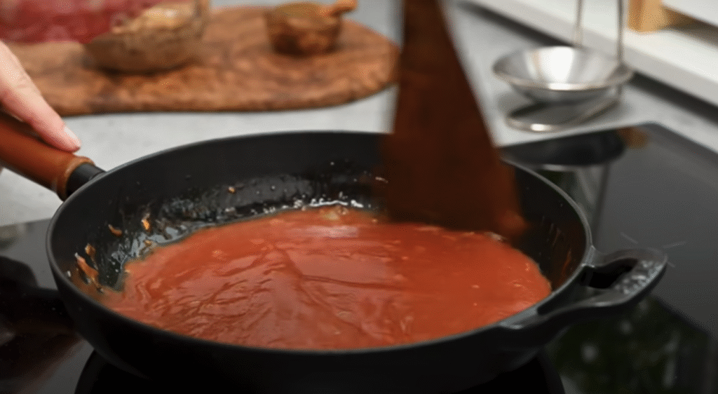 Masové hovězí placičky s jemnou rajčatovou omáčkou a křupavými pečenými bramborami – domácí klasika v novém kabátě