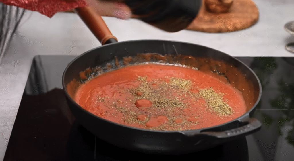 Masové hovězí placičky s jemnou rajčatovou omáčkou a křupavými pečenými bramborami – domácí klasika v novém kabátě