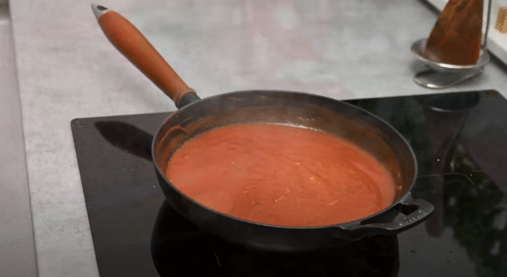 Masové hovězí placičky s jemnou rajčatovou omáčkou a křupavými pečenými bramborami – domácí klasika v novém kabátě