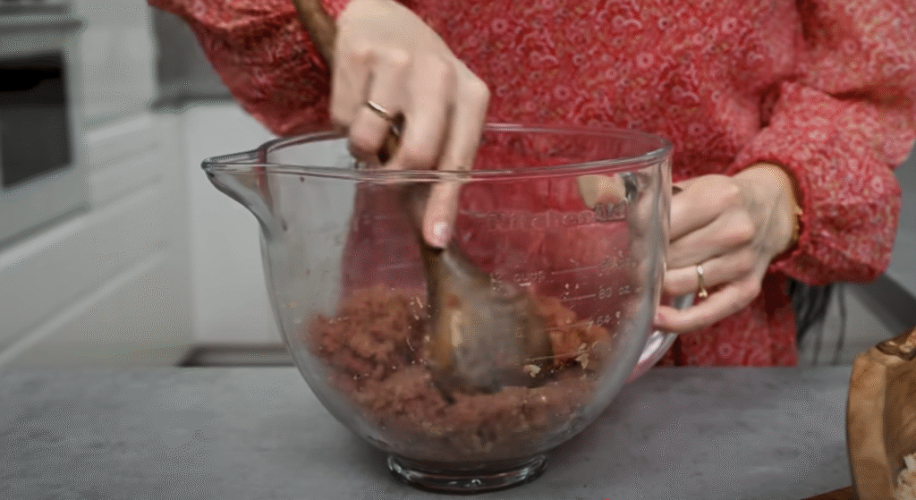 Masové hovězí placičky s jemnou rajčatovou omáčkou a křupavými pečenými bramborami – domácí klasika v novém kabátě