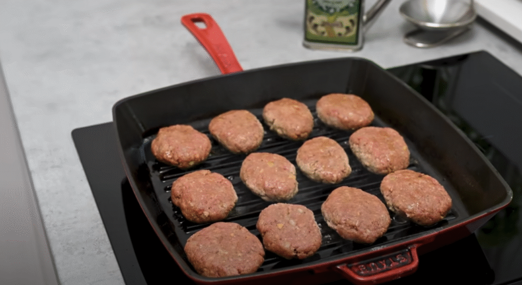 Masové hovězí placičky s jemnou rajčatovou omáčkou a křupavými pečenými bramborami – domácí klasika v novém kabátě