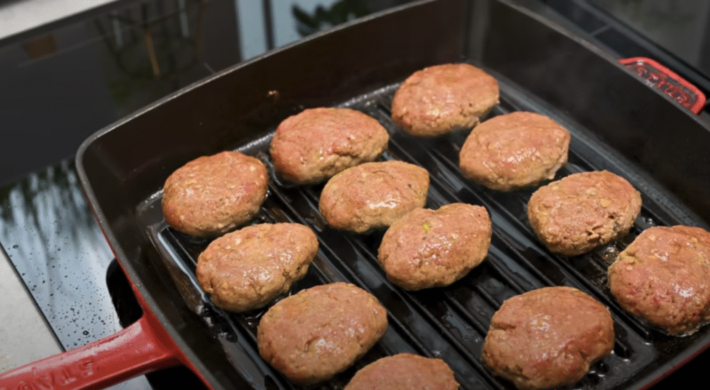 Masové hovězí placičky s jemnou rajčatovou omáčkou a křupavými pečenými bramborami – domácí klasika v novém kabátě