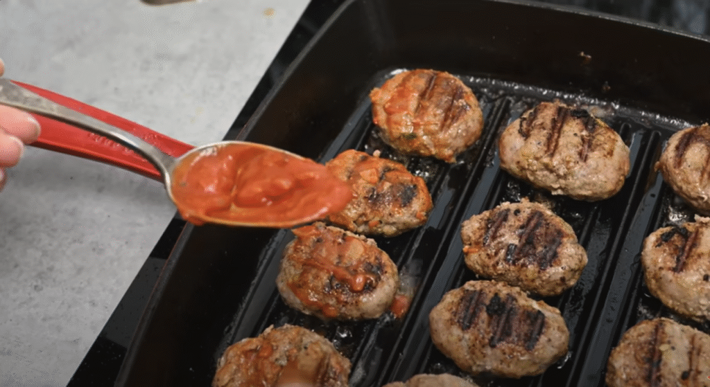 Masové hovězí placičky s jemnou rajčatovou omáčkou a křupavými pečenými bramborami – domácí klasika v novém kabátě