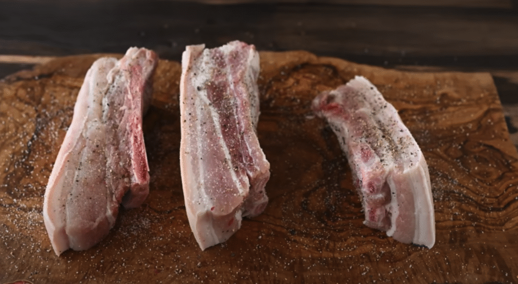 Pečený vepřový bůček s pikantní švestkovou omáčkou, restovanou zeleninou a svěžím fenyklovým salátem