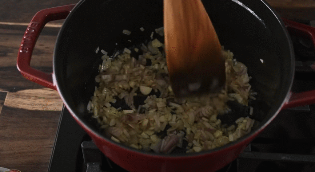 Pečený vepřový bůček s pikantní švestkovou omáčkou, restovanou zeleninou a svěžím fenyklovým salátem