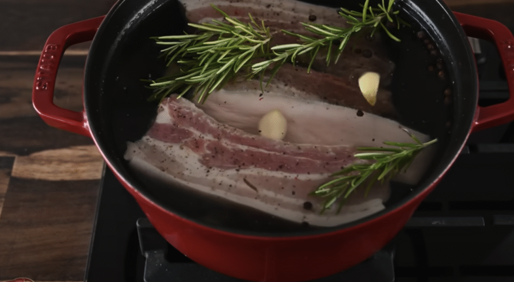 Pečený vepřový bůček s pikantní švestkovou omáčkou, restovanou zeleninou a svěžím fenyklovým salátem