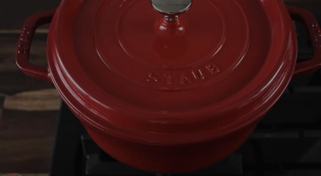 Pečený vepřový bůček s pikantní švestkovou omáčkou, restovanou zeleninou a svěžím fenyklovým salátem